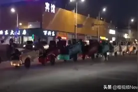 三轮拖三轮，一拖九如同小火车招摇过市图片