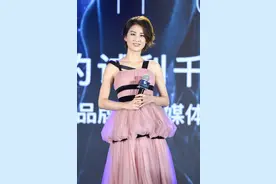 黄圣依穿粉色连衣裙，笑容满面十分亲切，满满的少女感图片