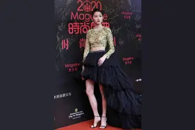 关晓彤的腰比长腿还吸睛，穿透视短上衣挺撩人，线条感太强了图片