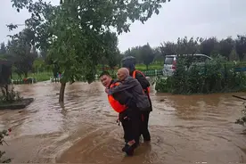 【警徽闪耀抗洪防汛一线】走，蜀黍带你去安全的地方图片