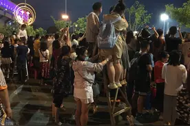 跑男现身东北录制，引道路拥堵上头条，女粉丝骑老公脖子看帅哥图片