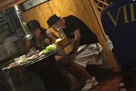 包贝尔带娇妻外出就餐，大家注意看下第3张图片