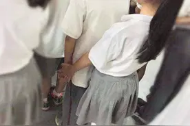 5年级男孩约女同学来家玩，监控拍到这画面，爸爸气红了脸图片