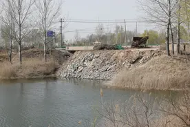 「关注」故城：掩耳盗铃！建筑垃圾就地掩埋遭质疑图片