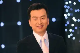 央视名嘴张泽群，曾3次下跪求婚董卿遭拒，现在的他怎么样了？图片