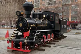 牡丹江火车站广场的观光火车头，再现了中国蒸汽机车发展的历史图片
