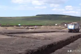 吸血鬼之国发掘6000年古墓，骨骼头脚埋有骨灰盒，古人为啥这么做图片