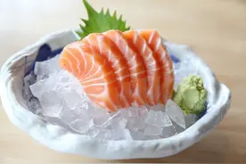 日本盛产三文鱼，为何料理店却大多是挪威三文鱼，本国的不敢生吃图片