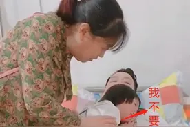 爸爸感冒打吊瓶，女儿痛哭流涕：谁来抢救一下我爸爸，亲生的图片