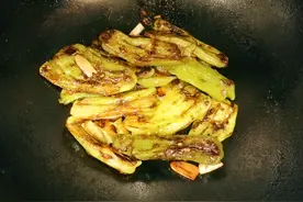 私厨第六十五章：简单易做的家常虎皮青椒图片