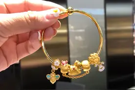 周生生金饰好似开了挂，每款都美到我的心坎上！金丝带手镯我爱了图片