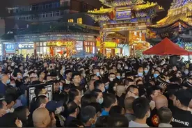 太原钟楼街人山人海的盛况（组图）图片