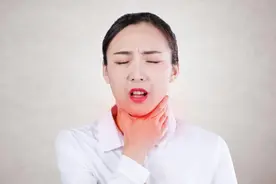 喉咙有异物感？咳不出又咽不下？不只是咽炎，还可能是食管癌信号图片