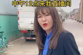 48岁王小骞近况曝光，拎6位数包包富贵出街，嫁平凡老公仍幸福图片