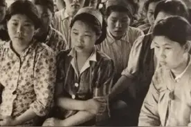 陕西90岁老奶奶拒绝上户口，死前拿出一张照片，揭露其真实身份图片