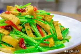 芹菜炒豆腐干，地道的农家菜，厨师长教你简单做法，经常吃不会腻图片