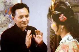 87《红楼梦》她穿上这件衣服，所有人叫好，助理激动地赶紧打电话图片
