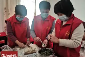 大年三十，独居老人家中来了特殊的客人图片