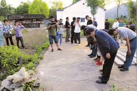 安徽少年挖出川军墓碑，为辟邪埋猪圈，不想墓碑上凝聚着上千军魂图片