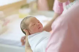 新生儿洗澡需注意：这三个位置家长要“管住手”，洗太干净易伤娃图片