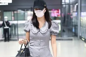 张雨绮频繁出现在机场，一天一套衣服，没有一件是重复的图片
