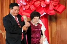 玻璃大王曹德旺想娶红颜知己，告知发妻，妻子：我只要房子和孩子图片