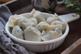 8月，胶东人爱用这菜包饺子，一咬满嘴爆汁，个顶个的鲜图片
