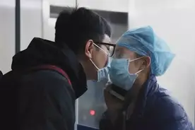 泪目！隔着隔离病房玻璃的一吻图片