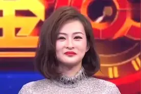 银行女职工上台，为老公送惊喜激动落泪，没想到嗓音这么棒图片