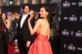 陈法拉和外籍老公同框，十指紧扣好恩爱，被爱情滋润果然显年轻图片