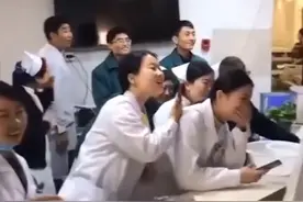 练了个小号？山东56岁高龄孕妇生产，30岁大儿子看到弟弟表情亮了图片