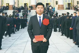 全国脱贫攻坚先进个人、生态环境部驻河北围场元宝洼村第一书记马飞：“带着这份荣誉感，肩上的责任更重了”图片