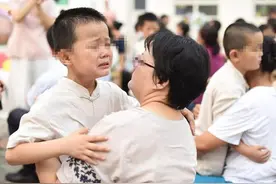 拥抱对孩子有多重要？不仅能促进其心理健康，还能促进智力发展图片