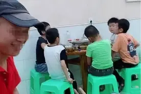 5个孩子聚会吃火锅走红，架势不输任何大人，老板：谁做主买单？图片