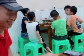 5个孩子聚会吃火锅走红，架势不输任何大人，老板：谁做主买单？图片