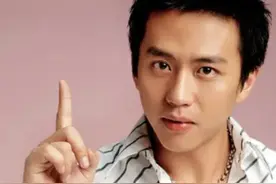 父亲去世，曾住月租两百块窝棚，从领舞到影帝，邓超的逆袭人生图片