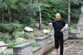 90岁独居的她17岁出嫁，60岁丧偶，体重不到70斤看她生活得怎么样图片