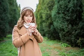 女人是否爱上你，可以用这三个方法，试一试图片