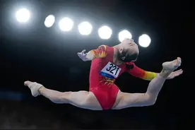 00后，逆势冲金！体操小花全能决战，邢傲伟：二位女将，加油图片