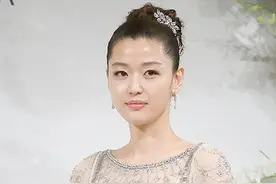 韩女星婚礼前身着婚纱亮相，李宝英优雅，柳真甜蜜图片