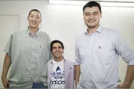 NBA球星身材有多高大？看完这5张照片，你就有答案了图片