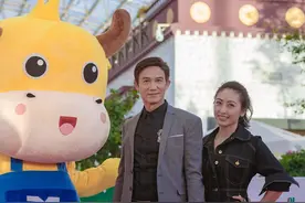 李子雄小23岁娇妻挺俏皮的，在老公面前穿迷你牛仔裙，好似两代人图片