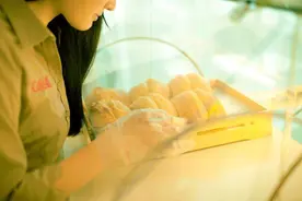 买面包时，这两种面包不要选，面包师：这是内行人才知道的秘密图片