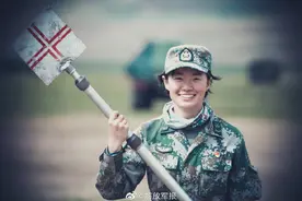 沙场绽放！直击高原女子战炮班实弹射击训练图片