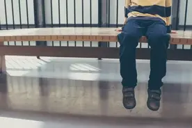 床单有痕迹，纸篓塞卫生纸，男孩的“生理期”同样值得父母重视图片