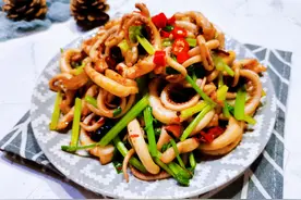 自己在家也能做爆炒鱿鱼须，麻辣鲜香滋味十足，又一道下饭好菜图片