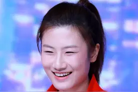 你屁股歪了！丁宁惊艳亮相解说乒乓 搭档被骂上热搜图片