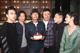 钱小豪获俩儿庆生，异母兄弟颜值差距大，钱嘉乐调侃哥哥老来有福图片