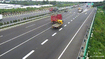 违规跨越导流线行驶？鲁V00D45、鲁B2S0S2、鲁CZ776G等7辆车驾驶人扣3分，罚款200元！图片