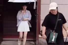 张含韵哀求代拍不要蹲下拍，还被当面调戏，谁在助长代拍的气焰？图片